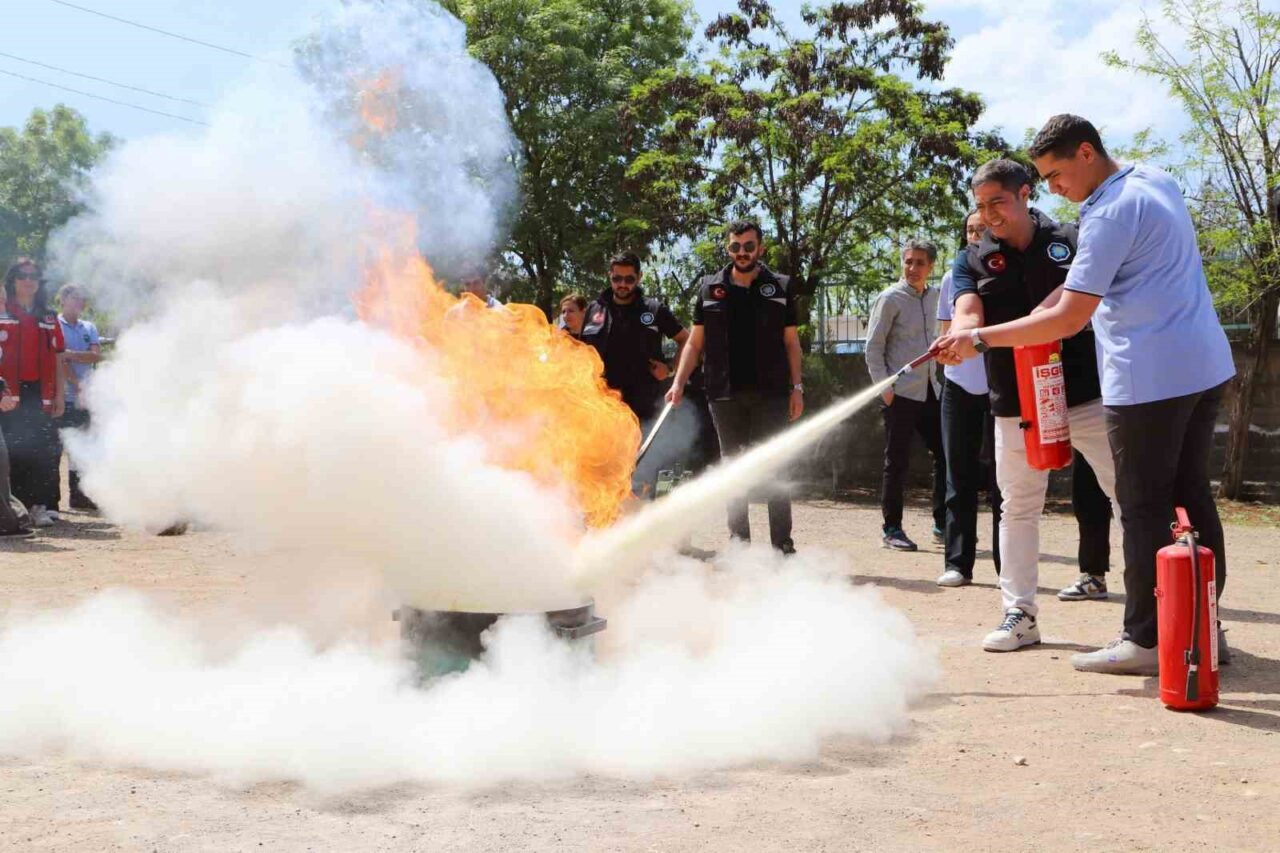 Diyarbakır Büyükşehir Belediyesi, afetlere karşı okullarda eğitim ve tatbikat çalışmalarını