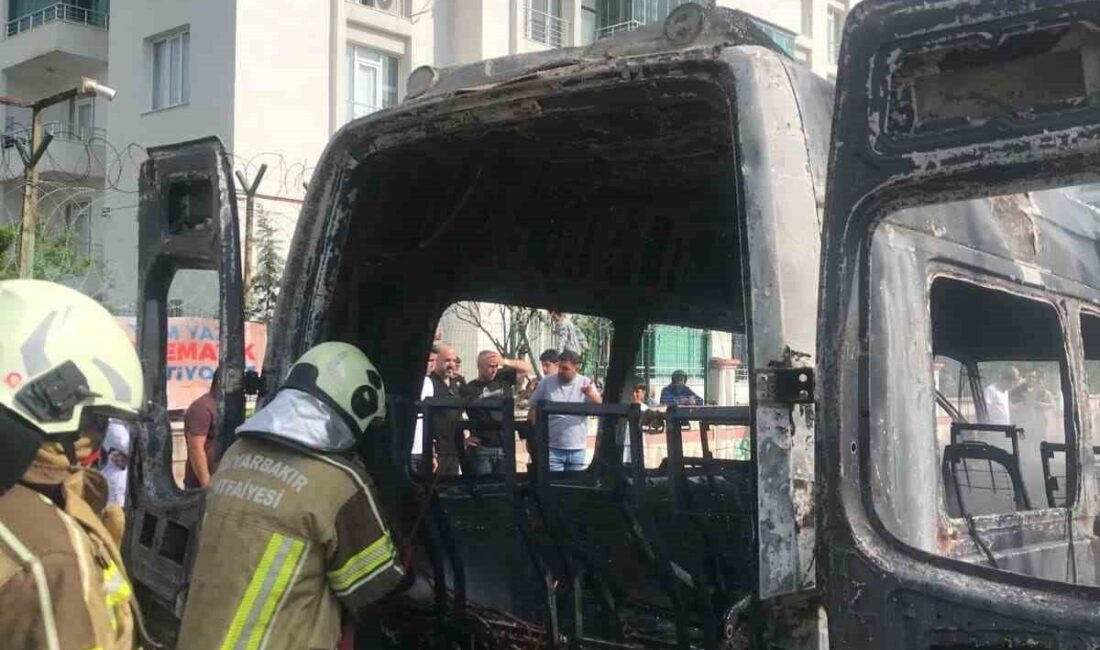 Diyarbakır’ın merkez Kayapınar ilçesinde park halindeyken alev alan minibüs küle