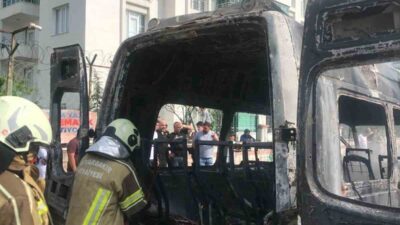 Diyarbakır’ın merkez Kayapınar ilçesinde park halindeyken alev alan minibüs küle