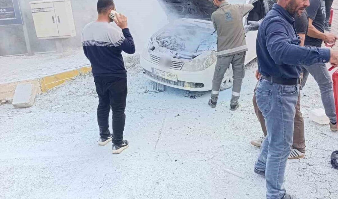 Diyarbakır’da seyir halindeyken alevlere teslim olan otomobil kullanılamaz hale geldi.