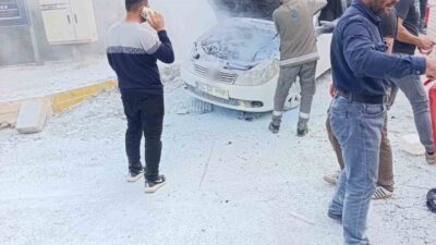 Diyarbakır’da seyir halindeyken alevlere teslim olan otomobil kullanılamaz hale geldi.
