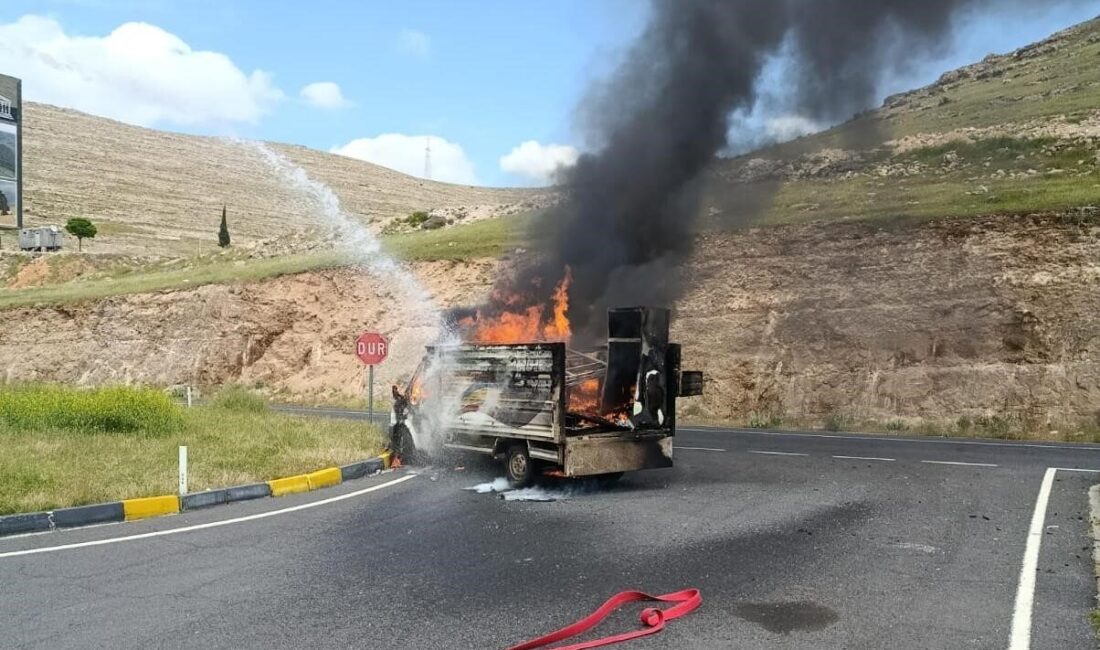 Diyarbakır’da ev eşyası taşıyan kamyonet seyir halindeyken alev aldı. Olayda