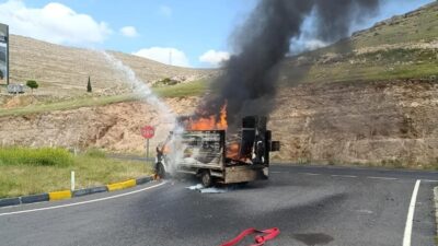 Diyarbakır’da ev eşyası taşıyan kamyonet seyir halindeyken alev aldı. Olayda
