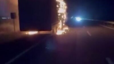 Diyarbakır’da seyir halinde alevlere teslim olan tır kullanılamaz hale geldi.