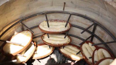 Diyarbakır’da Hacıbaba Pastaneleri, şubelerinde tandırda çömleklerde pişirilen böreğin satışına başladı.
