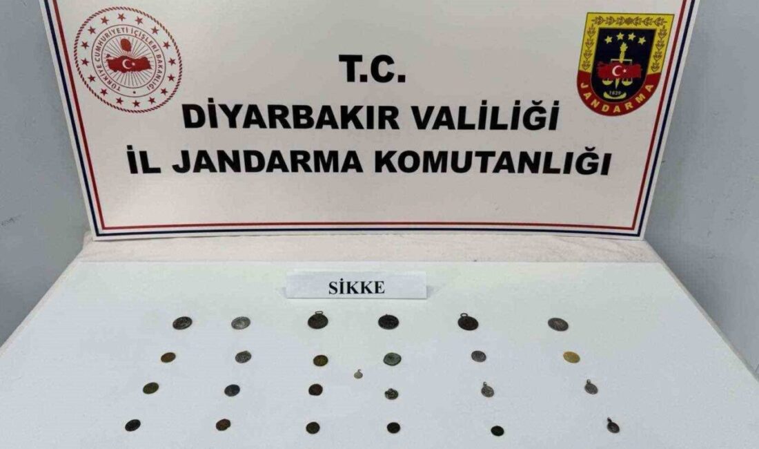 Diyarbakır’da jandarma ekiplerince Çınar ilçesinde düzenlenen tarihi eser kaçakçılığı operasyonunda