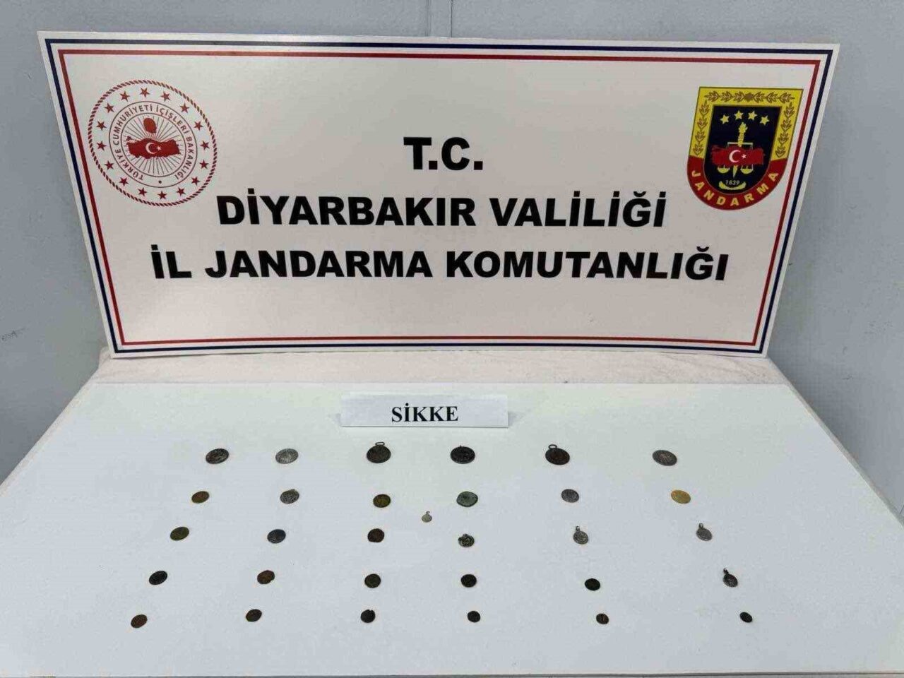 Diyarbakır’da jandarma ekiplerince Çınar ilçesinde düzenlenen tarihi eser kaçakçılığı operasyonunda