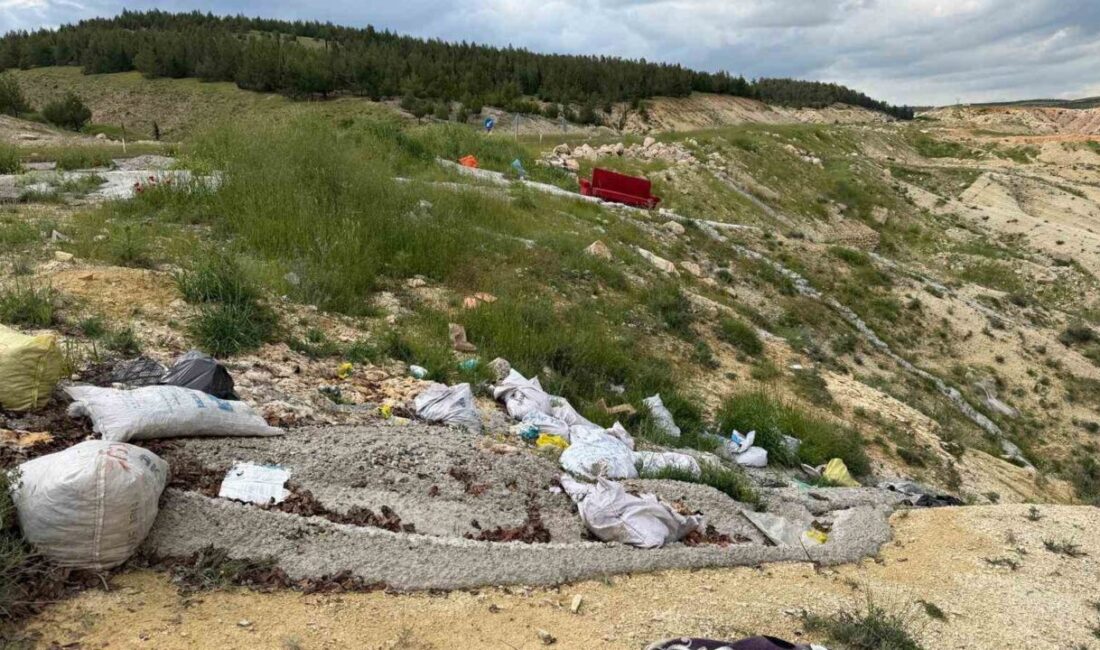 Adıyaman-Şanlıurfa Karayolu üzerinde yol kenarına atılan atıklar ve dökülen betonlar
