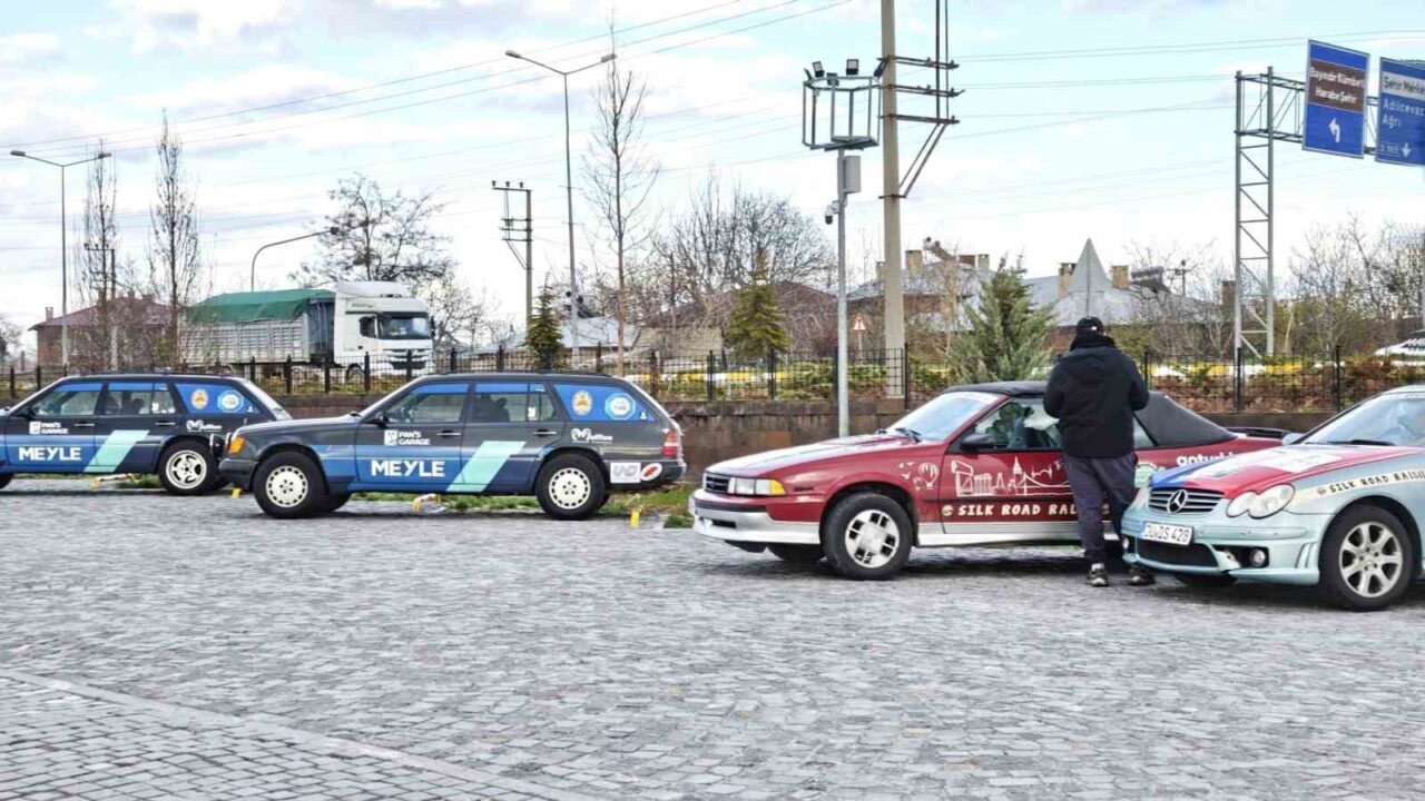 Doğu-Batı Dostluk ve İpek Yolu Rallisi’nin Bitlis’in Ahlat ilçesindeki etabı