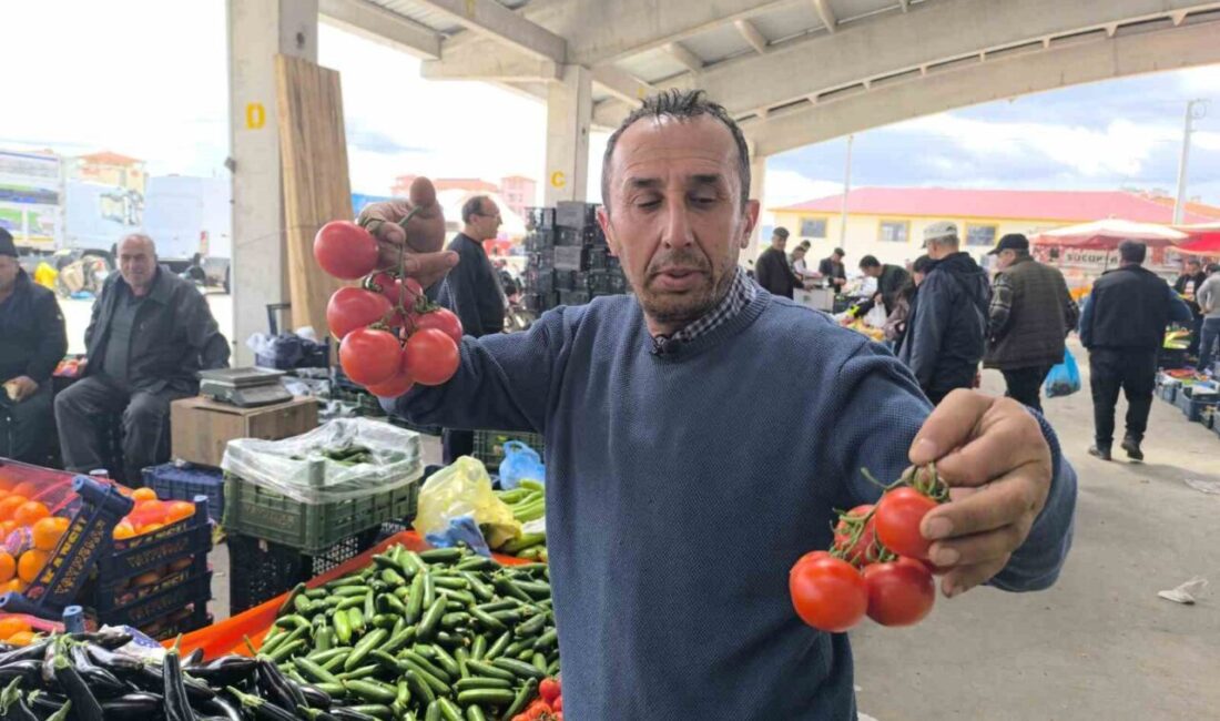 Afyonkarahisar’da semt pazarlarında domatesin fiyatı 150 TL’lere kadar çıkarken, esnaf