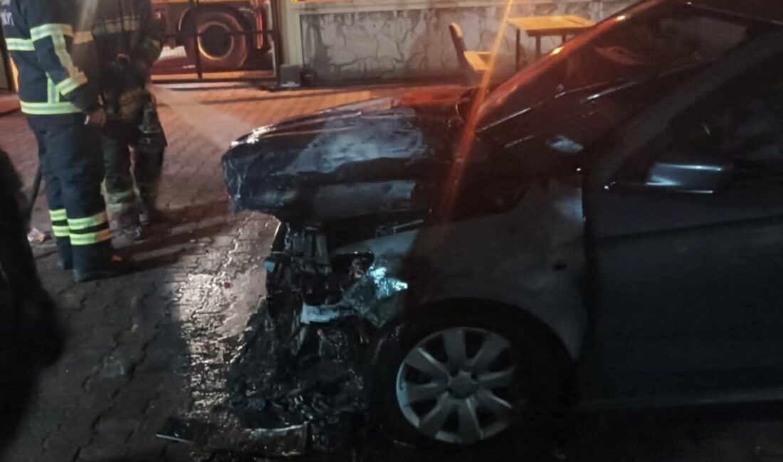 Hatay’da park halindeyken motor kısmı alevlere teslim olan otomobilde çıkan