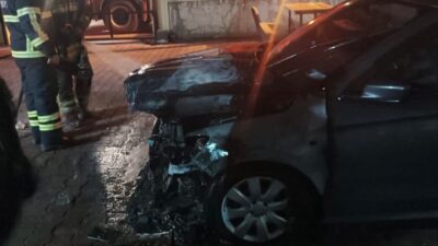 Hatay’da park halindeyken motor kısmı alevlere teslim olan otomobilde çıkan