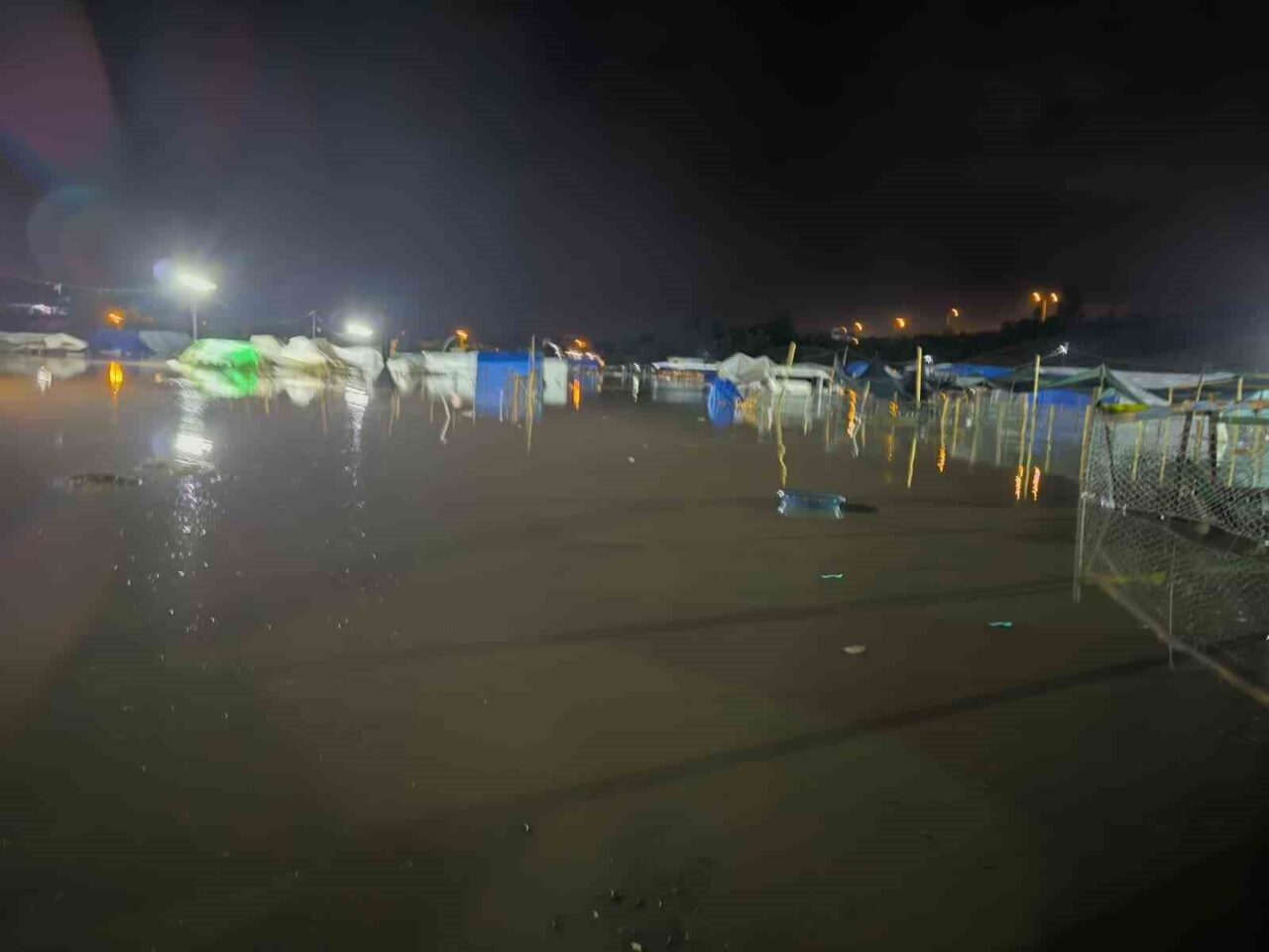 Hatay’ın Dörtyol ilçesinde etkili olan yağışlı havayla birlikte caddeler göle