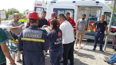 Hatay’da kafa kafaya çarpışan otomobillerdeki 2 kişi yaralandı. Kaza; Dörtyol