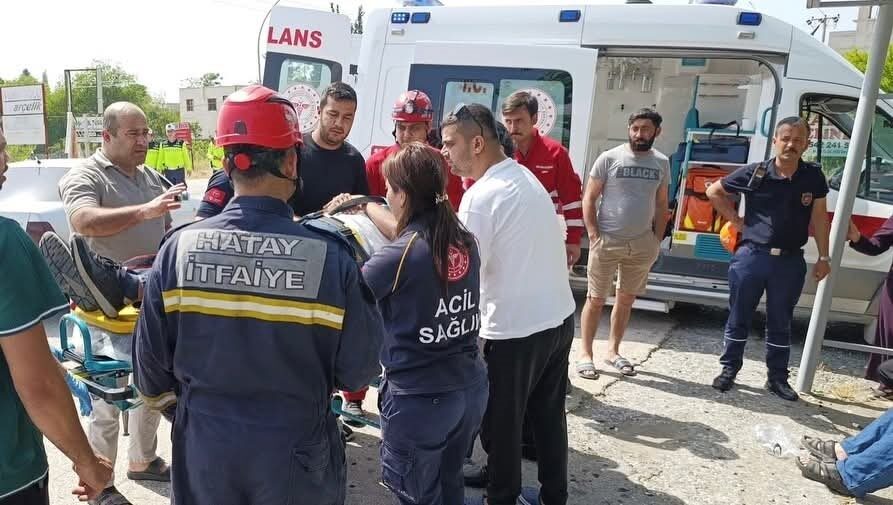 Hatay’da kafa kafaya çarpışan otomobillerdeki 2 kişi yaralandı. Kaza; Dörtyol