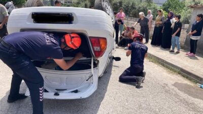 Hatay’ın Dörtyol ilçesinde takla atarak ters dönen otomobildeki 2 kişi