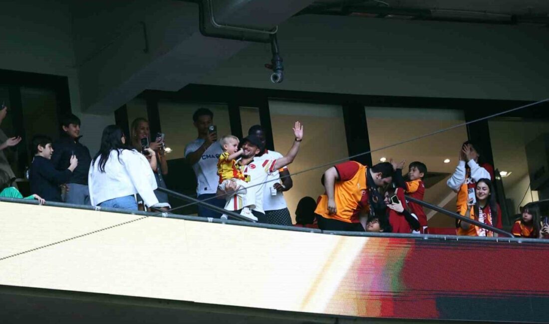 Galatasaray’ın eski futbolcusu Dries Mertens, ailesiyle birlikte Antalyaspor maçını tribünden