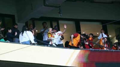 Galatasaray’ın eski futbolcusu Dries Mertens, ailesiyle birlikte Antalyaspor maçını tribünden