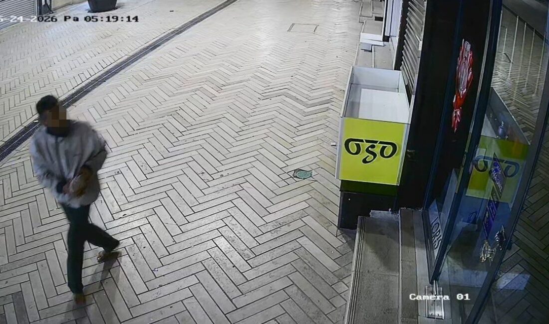 Kocaeli’nin İzmit ilçesinde cadde üzerindeki bazı dükkanların camlarını tahta ve