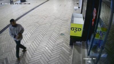 Kocaeli’nin İzmit ilçesinde cadde üzerindeki bazı dükkanların camlarını tahta ve