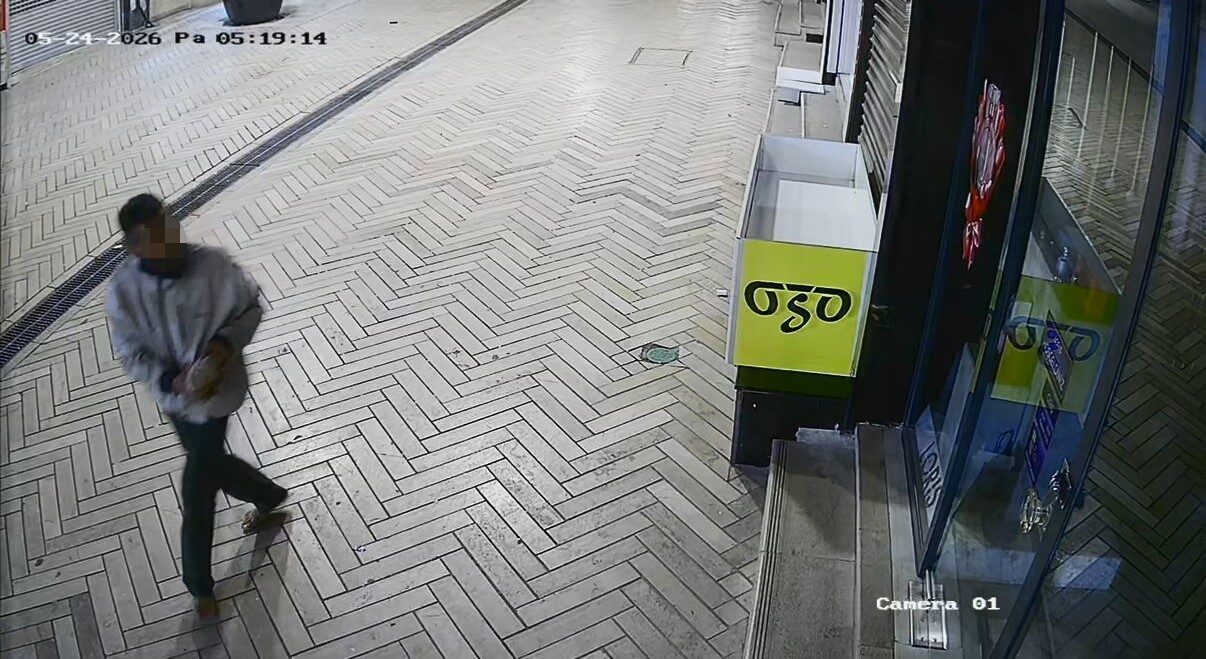 Kocaeli’nin İzmit ilçesinde cadde üzerindeki bazı dükkanların camlarını tahta ve