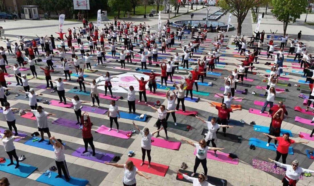 Büyükçekmece’de Dünya Pilates Haftası kapsamında gerçekleştirilen pilates etkinliği renkli gösterilere