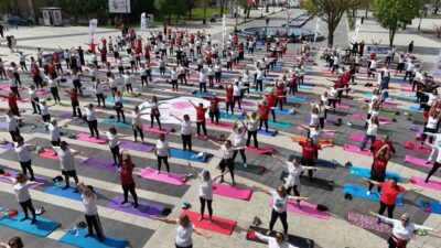 Büyükçekmece’de Dünya Pilates Haftası kapsamında gerçekleştirilen pilates etkinliği renkli gösterilere