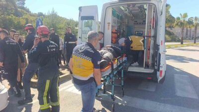 Antalya’nın Manavgat ilçesinde meydana gelen kazada araç içerisinde sıkışan sürücü,