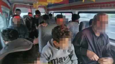 Sakarya’nın Hendek ilçesinde takibe alınan ve durdurulan minibüsten 15 düzensiz