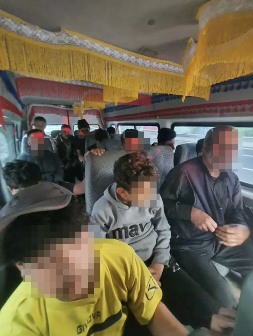 Sakarya’nın Hendek ilçesinde takibe alınan ve durdurulan minibüsten 15 düzensiz