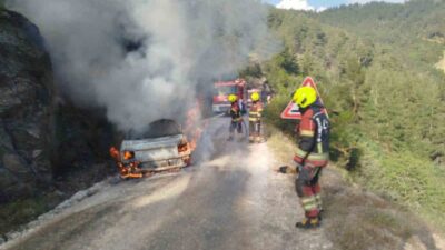Balıkesir’in Dursunbey ilçesinde bir araçta çıkan ve ormanlık alana sıçrayan
