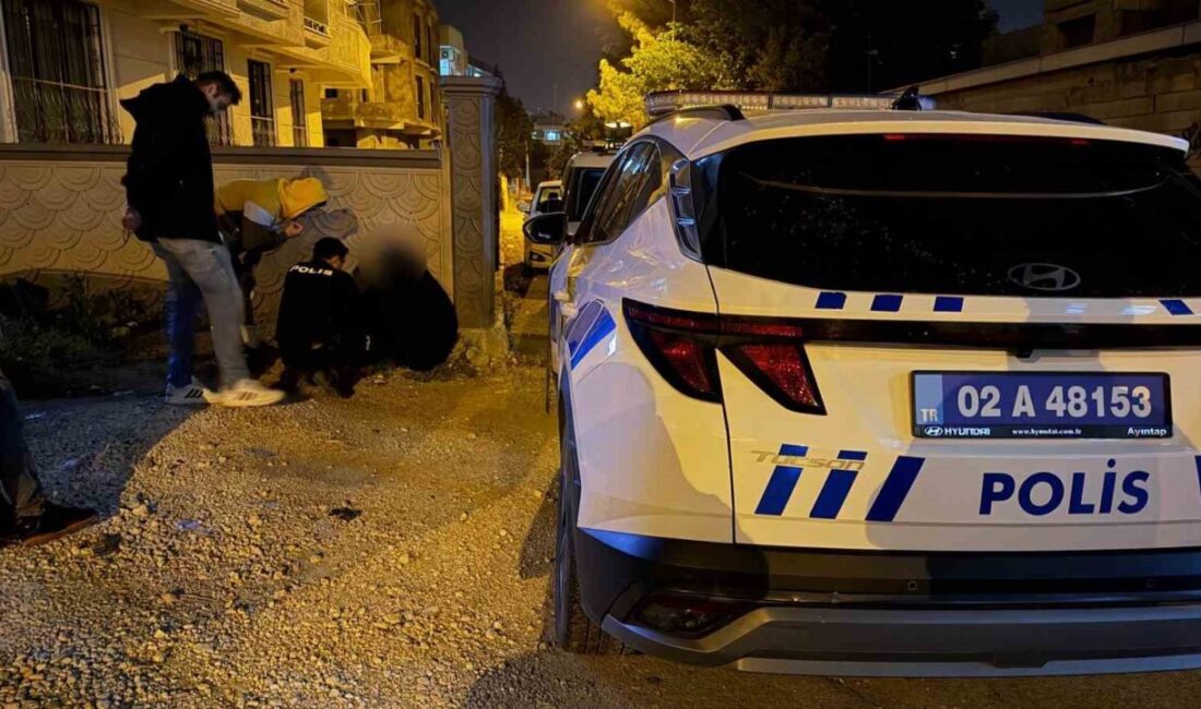 Adıyaman’da, duvar dibine çökerek karanlıkta duran yüzü kapalı kadın, polis