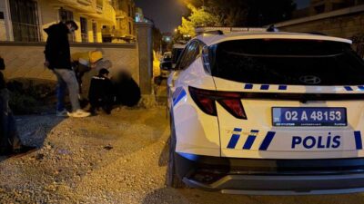 Adıyaman’da, duvar dibine çökerek karanlıkta duran yüzü kapalı kadın, polis