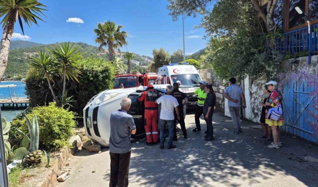 Muğla’nın Bodrum ilçesinde yol kenarındaki taş duvara çarpan otomobil yan
