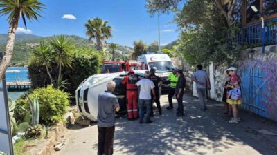 Muğla’nın Bodrum ilçesinde yol kenarındaki taş duvara çarpan otomobil yan