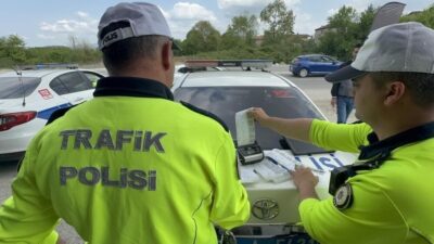 DÜZCE(İHA) – Düzce’de trafik denetimi yapan polis ve jandarma ekipleri