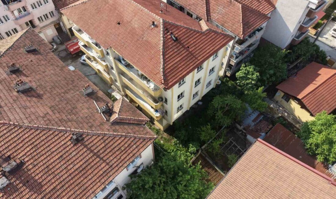 Düzce’de 3 katlı binanın ikinci katındaki boş dairede çıkan yangın