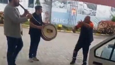DÜZCE (İHA) – Düzce’de araçlarına yakıt almak için akaryakıt istasyonuna
