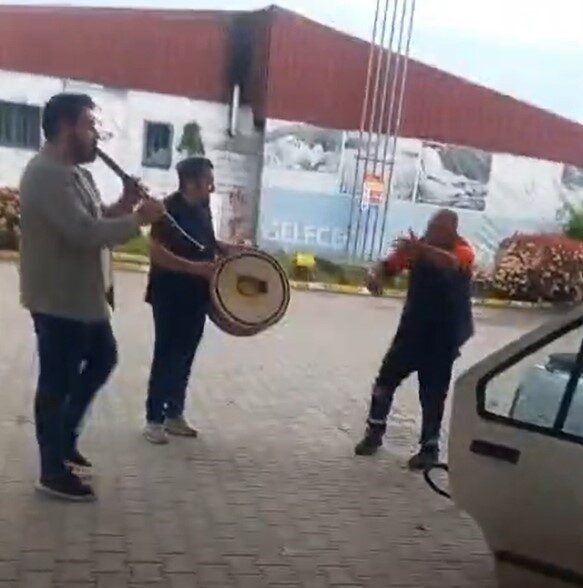 DÜZCE (İHA) – Düzce’de araçlarına yakıt almak için akaryakıt istasyonuna