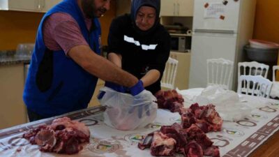 Düzce Belediyesi, Kurban Bayramı dolayısıyla vatandaşlar tarafından bağışlanan kurban eti