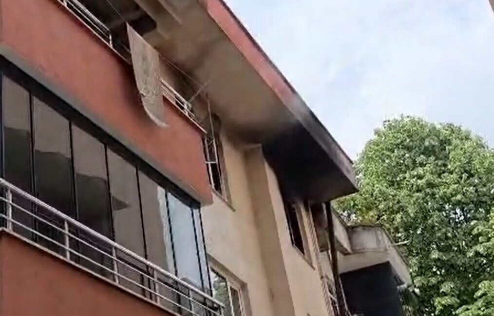 DÜZCE (İHA) – Düzce’de 3 katlı binada çıkan ve alevlerin