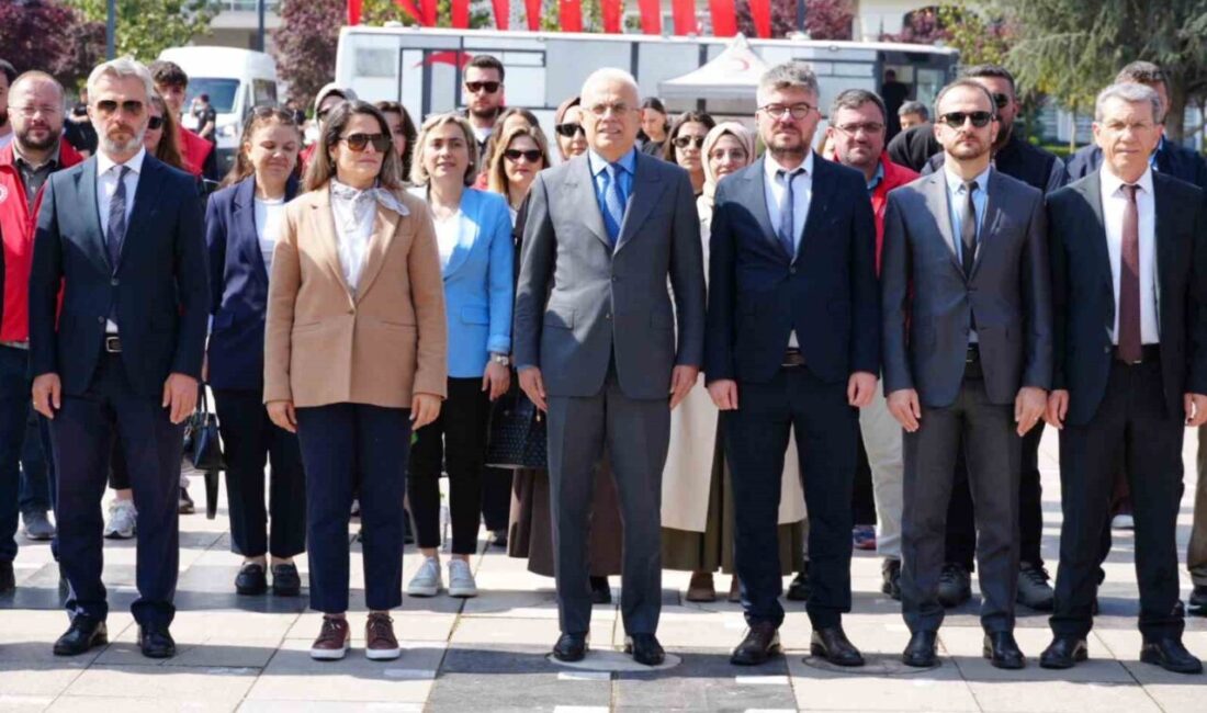 DÜZCE (İHA) – Düzce’de Gençlik Haftası etkinlikleri kapsamında Atatürk Anıtı’nda