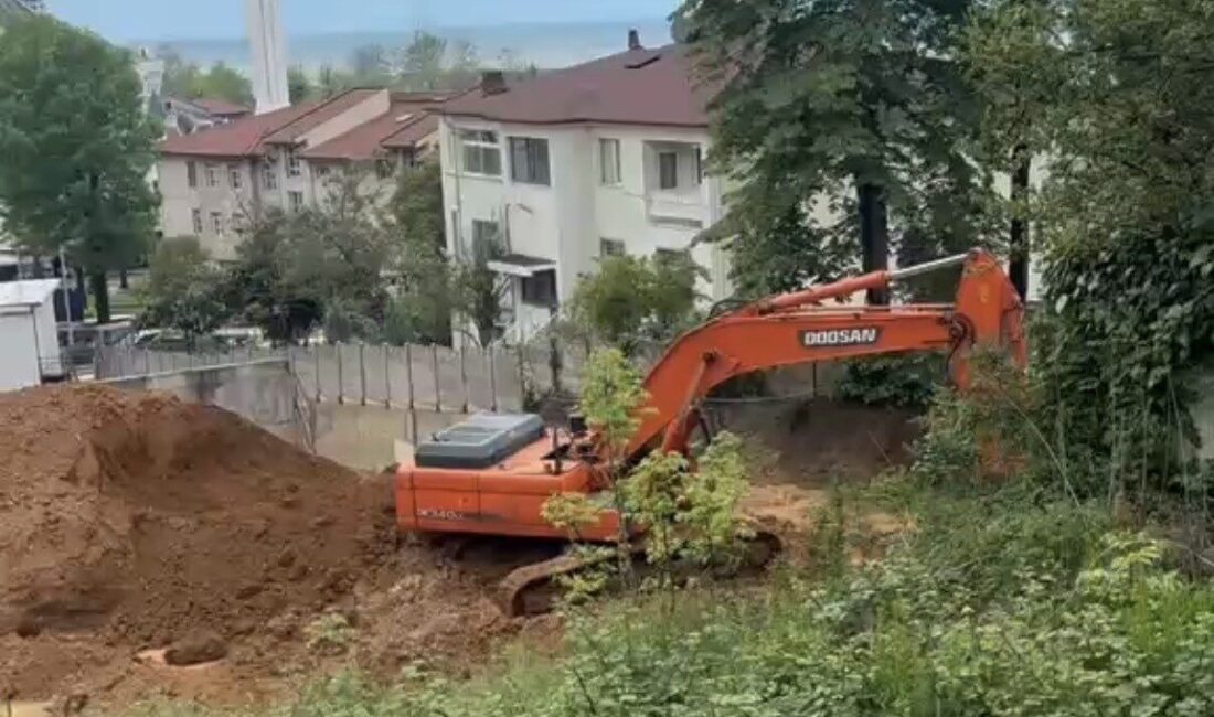 Düzce’nin Akçakoca ilçesinde inşaat alanında meydana gelen toprak kayması nedeniyle