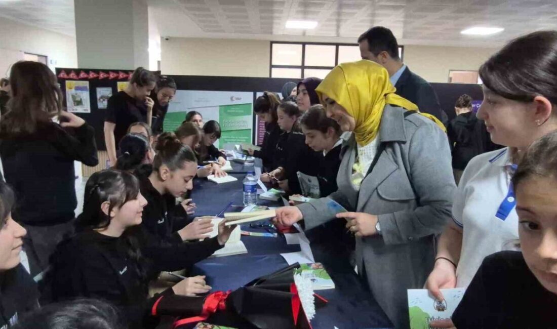 Düzce’de İsmetpaşa Ortaokulu öğrencilerinin yazdığı kitap imza gününde öğrenci ve