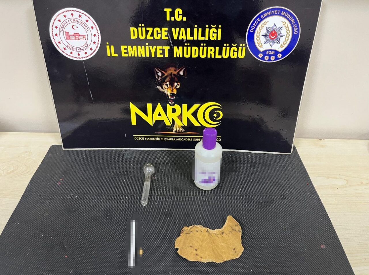 DÜZCE (İHA) – Düzce’de polis ekipleri tarafından yapılan operasyonda uyuşturucu