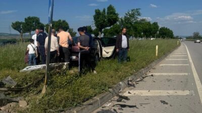 Bursa’nın Yenişehir ilçesinde iki otomobilin çarpışması sonucu meydana gelen kazada