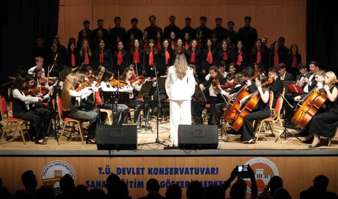 Edirne Lisesi öğrencilerinin hazırladığı konser programında sahne alan çok sesli