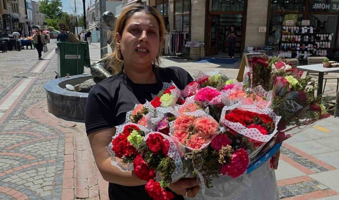 Edirne’de cadde ve sokaklarda ellerinde çiçek demetleriyle dolaşan kadınlar, hem