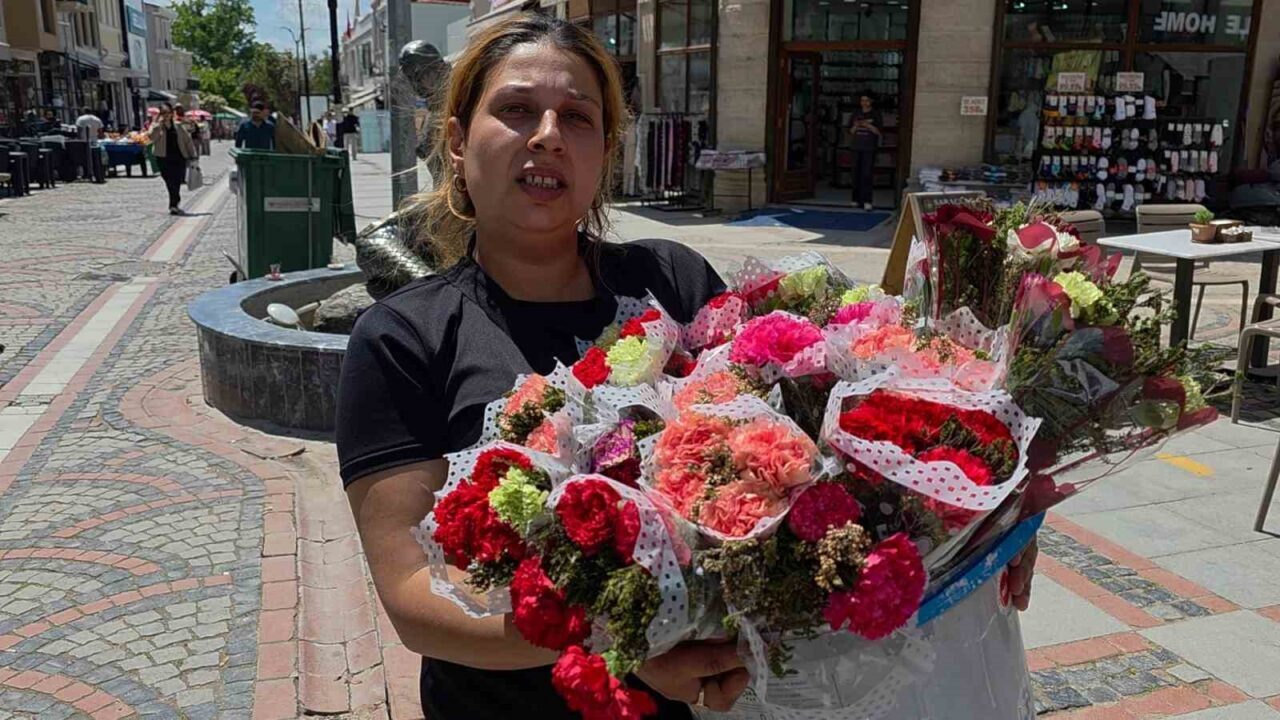 Edirne’de cadde ve sokaklarda ellerinde çiçek demetleriyle dolaşan kadınlar, hem