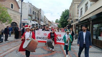 Edirne’de Engelliler Haftası dolayısıyla düzenlenen törenin ardından Saraçlar Caddesi’nde kortej